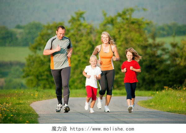清晨跑步的一家人幸福一家人亲子跑步健身运动公园健身